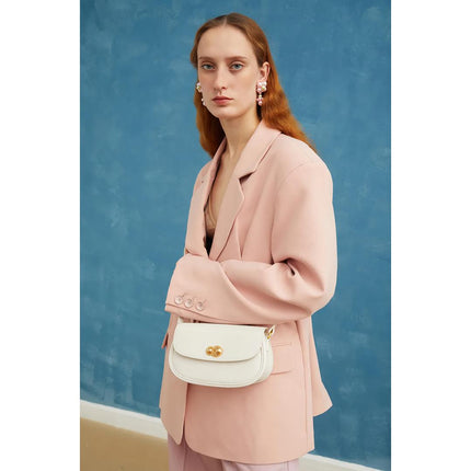 Sac à bandoulière carré en cuir de vache texturé