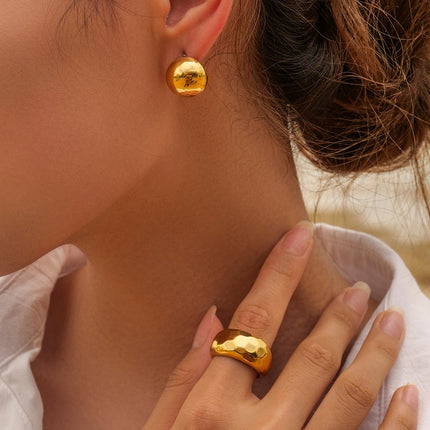 Pendientes de corte hemisférico bañados en oro para mujer