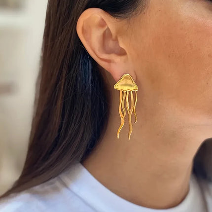 Pendientes de botón con forma de medusa en color oro de 18 quilates