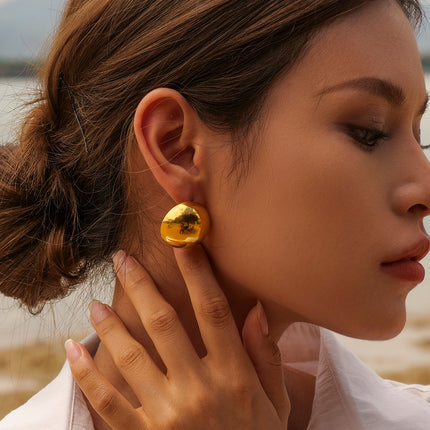 Pendientes de corte hemisférico bañados en oro para mujer