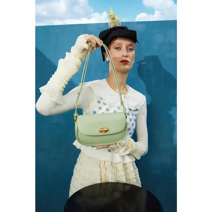 Sac à bandoulière carré en cuir de vache texturé