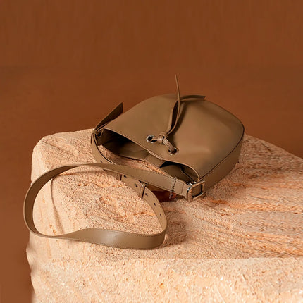 Bolso de mano tipo cubo de cuero