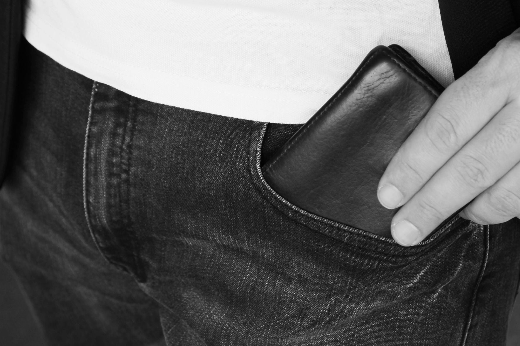 Why Do Men Prefer Slim Wallets? Benefits, Trends, and Practicality