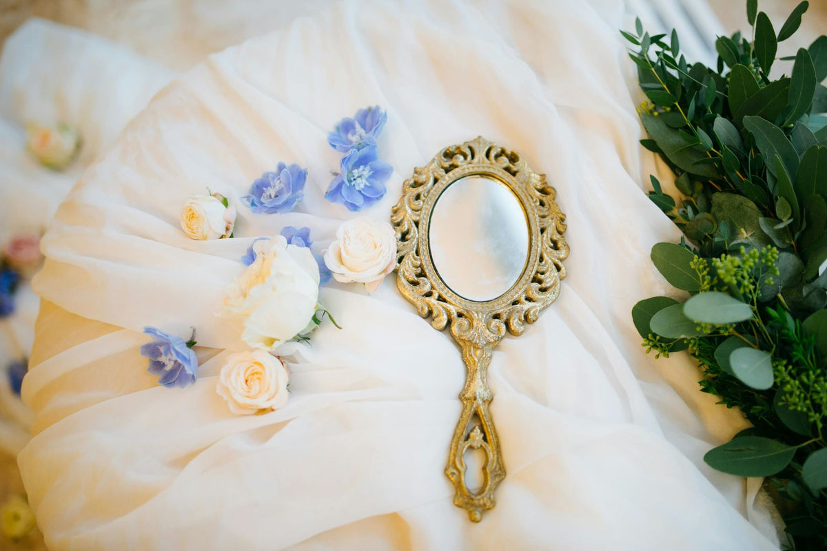 Reflecting Beauty: Handheld Mirrors Redefining Self-Admiration