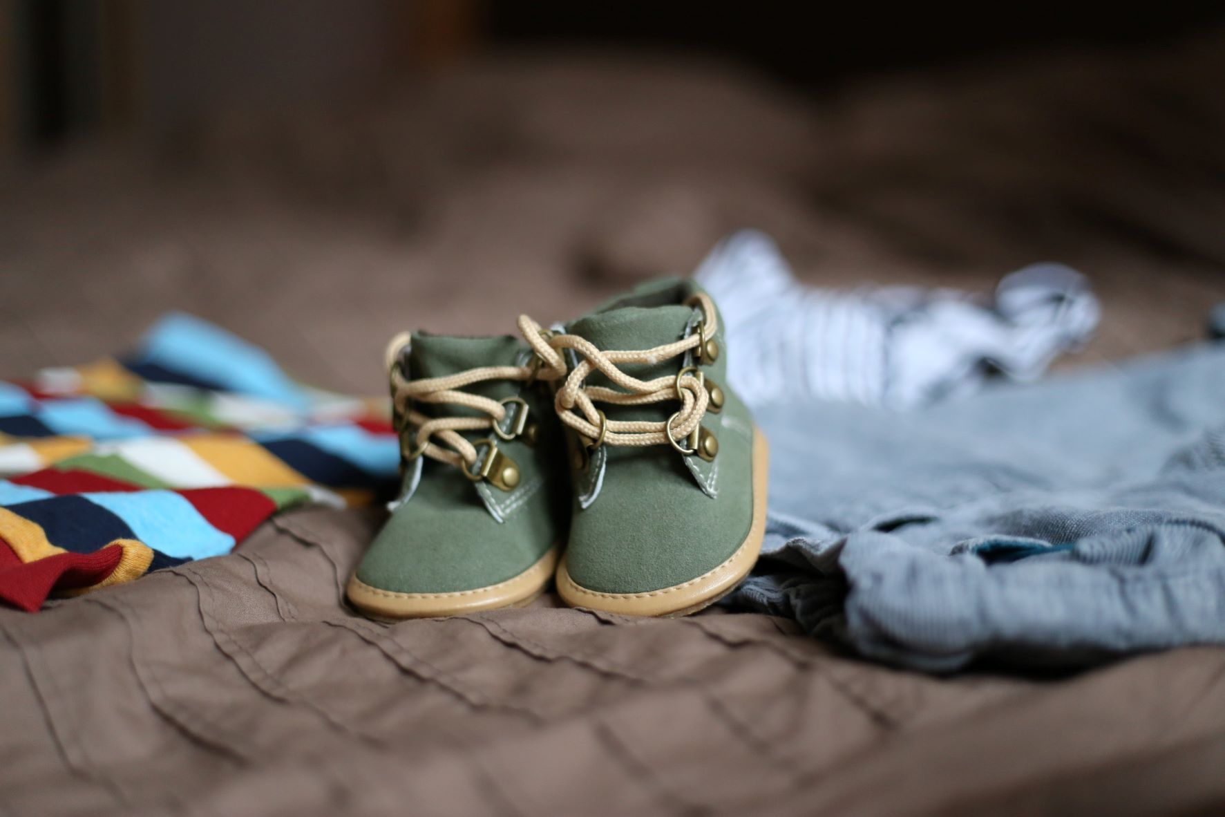 Which type of footwear is comfortable for kids?