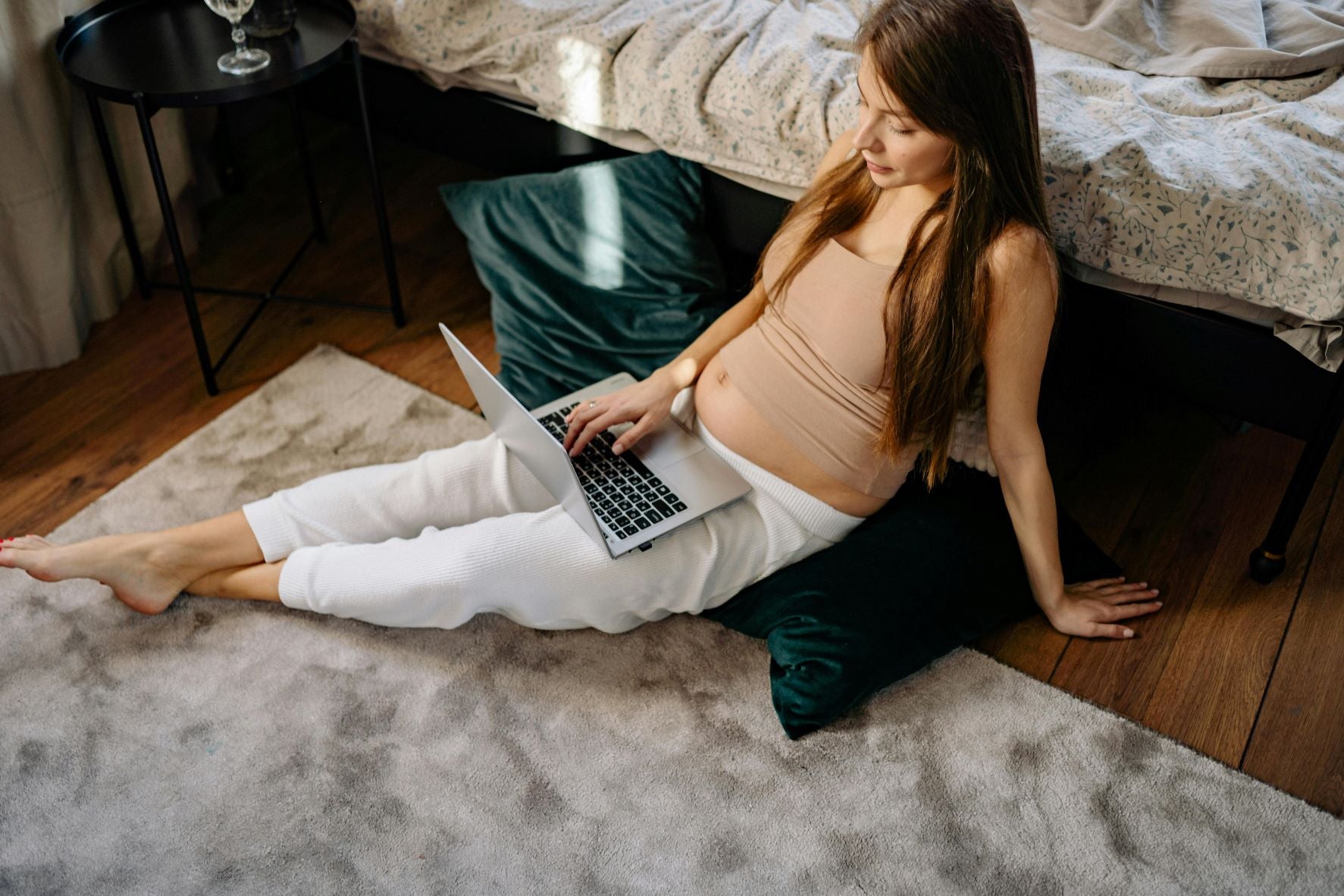 Sweet Dreams for Moms-to-Be: How U-Shaped Pillows Ease Pregnancy Discomforts