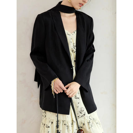 Blazer noir élégant avec décolleté et ruban pour femme de bureau