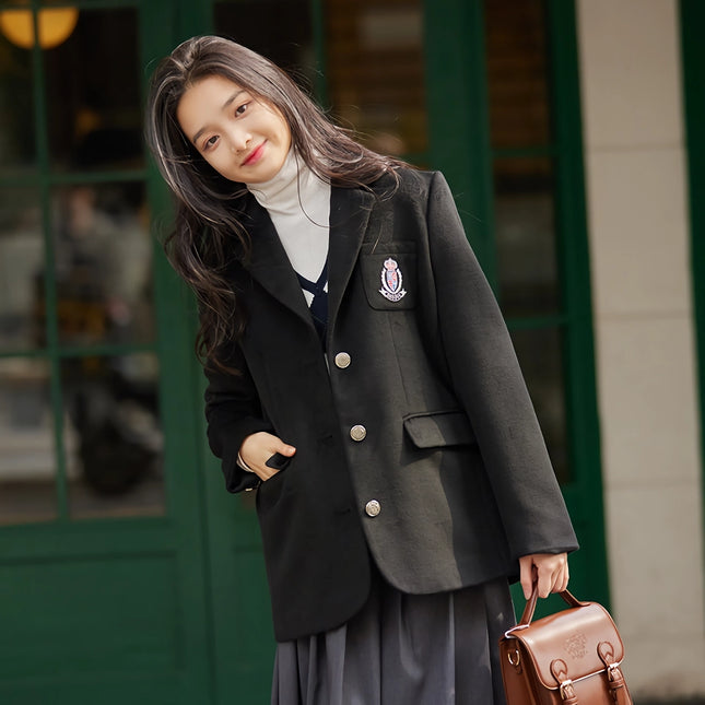 Traje informal con chaqueta bordada de vellón