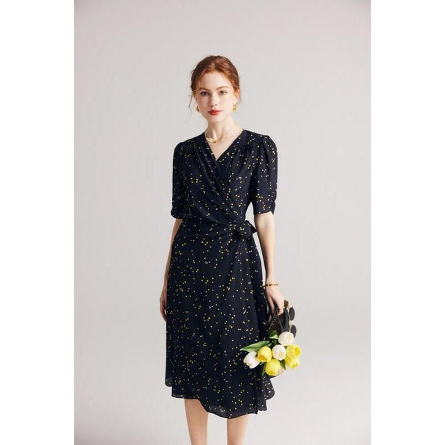 Vestido cruzado de seda con lunares negros