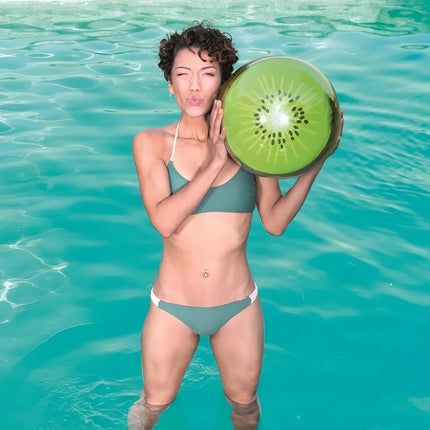 Pelota de playa inflable con forma de fruta vibrante