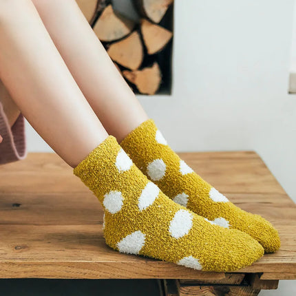 Chaussettes mignonnes à pois doux et moelleux de couleur bonbon pour femmes