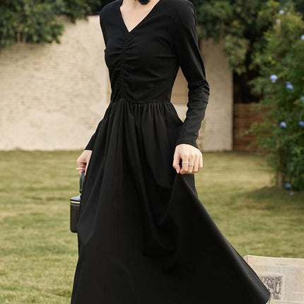 Elegante vestido midi de punto negro fruncido con escote en V y corte en A