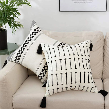 Housse de coussin élégante noire et blanche 18x18 avec pompons tissés