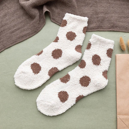 Chaussettes mignonnes à pois doux et moelleux de couleur bonbon pour femmes