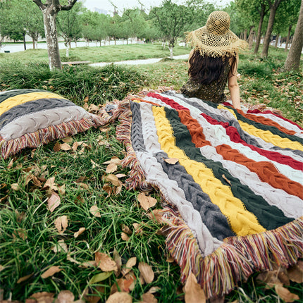 Couverture en laine élégante avec bordures à pompons et couleurs contrastées au crochet