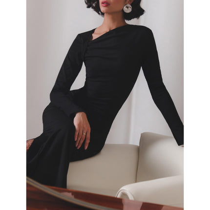 Elegante vestido ajustado negro con cuello diagonal