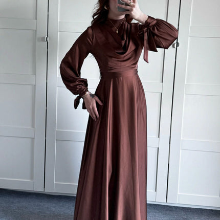 Robe longue en satin à col plongeant et à bretelles à manches longues