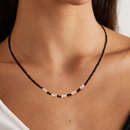 Collar minimalista de perlas de imitación de cristal negro bañado en oro de 18 quilates para mujer