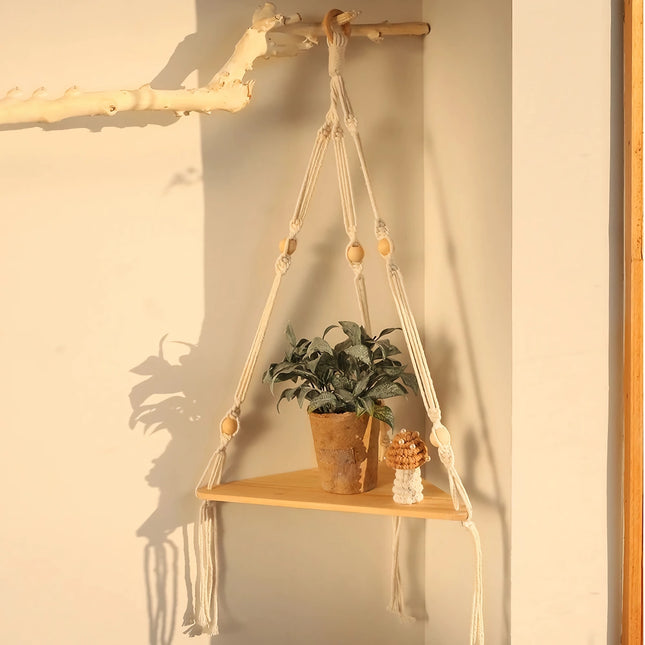 Estantes flotantes de madera tejidos en estilo boho para plantas