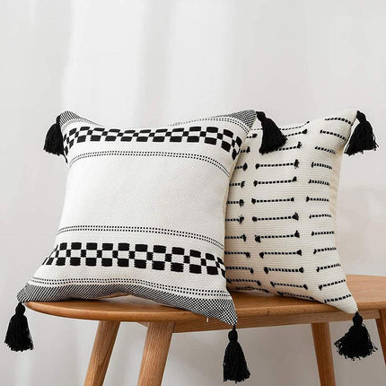 Housse de coussin élégante noire et blanche 18x18 avec pompons tissés