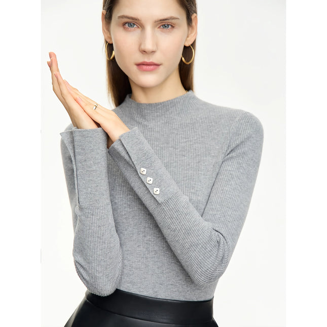 Pull minimaliste à col montant avec poignets fendus et boucle en métal pour femme