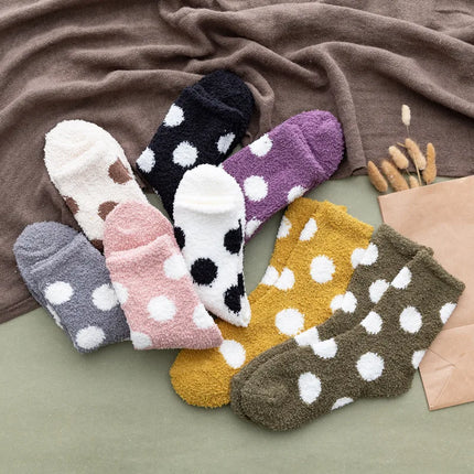 Chaussettes mignonnes à pois doux et moelleux de couleur bonbon pour femmes