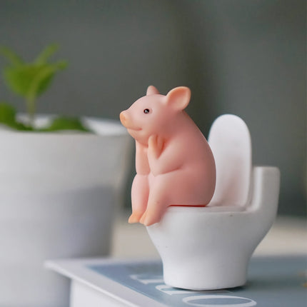 Ornement de bureau en forme de cochon de dessin animé créatif assis sur les toilettes, jouet animal miniature