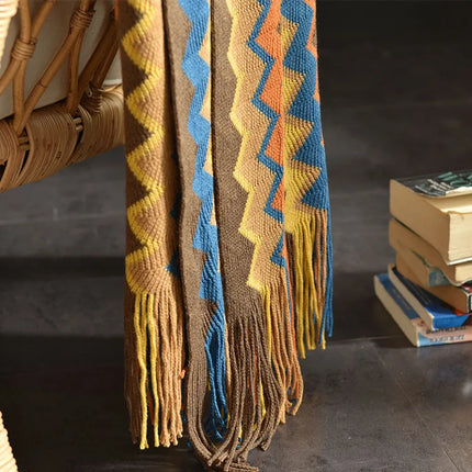 Couverture en tricot zigzag colorée avec franges à pompons – Douce et légère pour le canapé, le lit ou les voyages