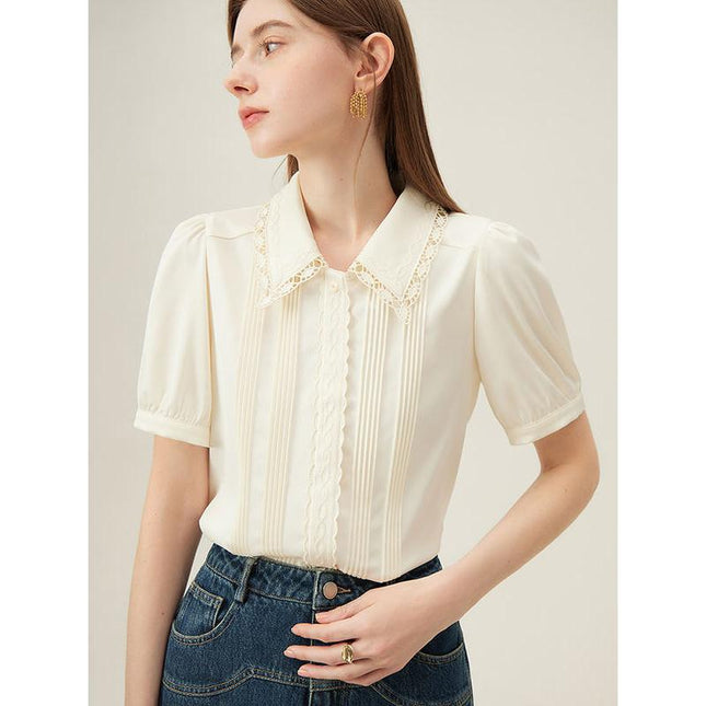 Elegante blusa de verano bordada con cuello polo y mangas de pétalos