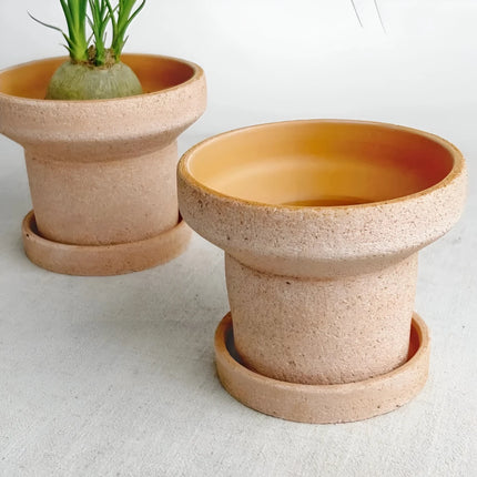 Encantadora jardinera de terracota con forma de pipa de agua y bandeja