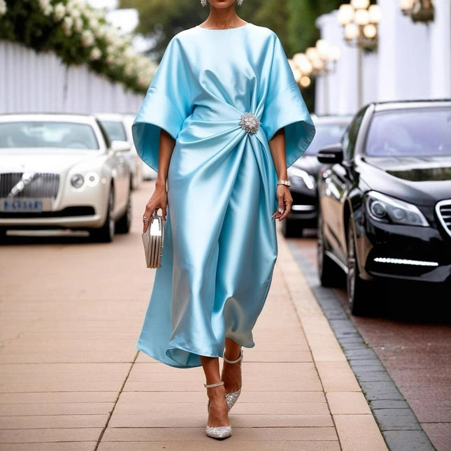 Robe élégante pour femme, idéale pour les déplacements quotidiens. Ornée de perles florales et de broderies sur satin.