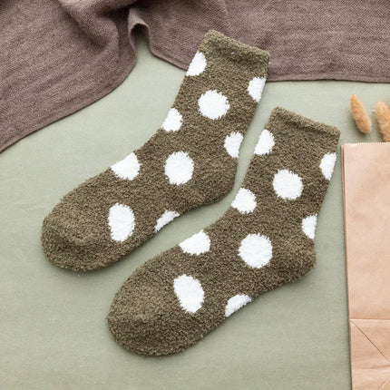 Chaussettes mignonnes à pois doux et moelleux de couleur bonbon pour femmes