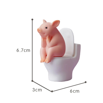 Ornement de bureau en forme de cochon de dessin animé créatif assis sur les toilettes, jouet animal miniature