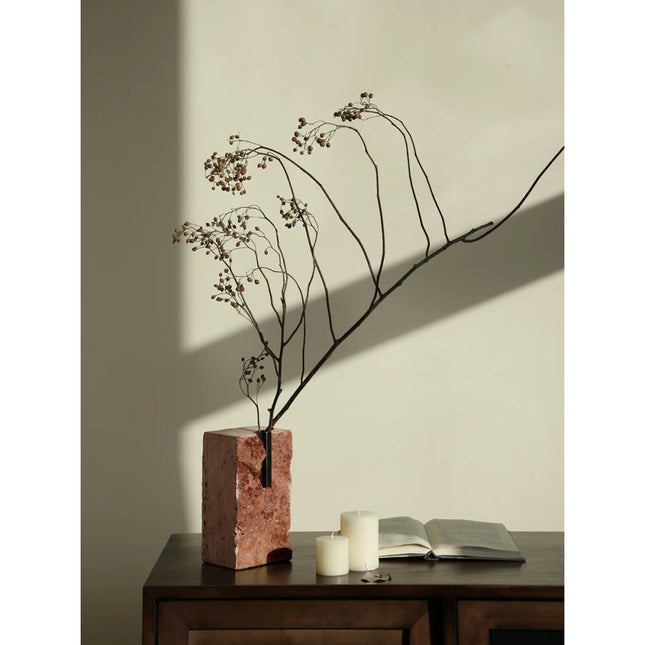Vase minimaliste en travertin rouge pour une décoration d'intérieur rustique