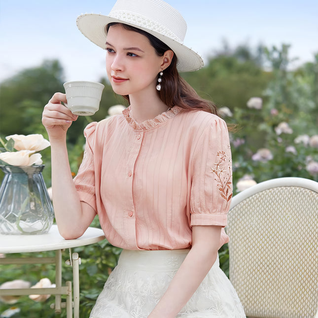 Elegante blusa de verano con cuello alto y bordado floral