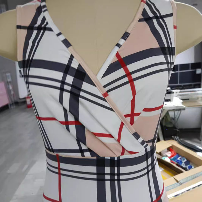 Vestido estampado a la cadera con escote en V y manga larga