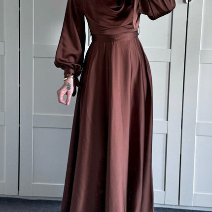 Robe longue en satin à col plongeant et à bretelles à manches longues