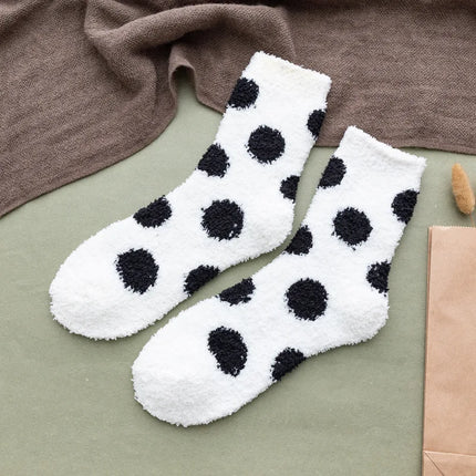 Chaussettes mignonnes à pois doux et moelleux de couleur bonbon pour femmes