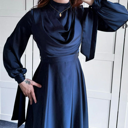 Robe longue en satin à col plongeant et à bretelles à manches longues