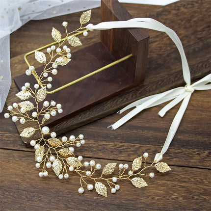 Diadema con hojas y flores de perla: elegante tocado nupcial