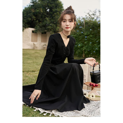 Elegante vestido midi de punto negro fruncido con escote en V y corte en A