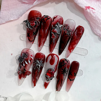 Uñas postizas con diseño de mariposas góticas oscuras y punk