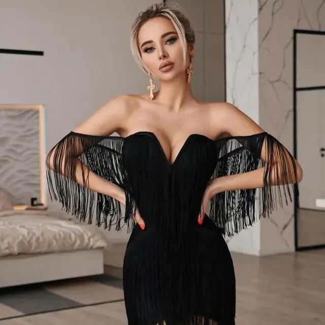 Robe mini moulante élégante à pompons