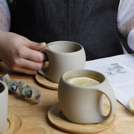 Taza de café de cerámica de gres con inspiración japonesa y bandeja