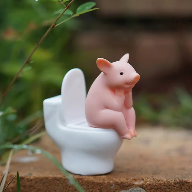 Ornement de bureau en forme de cochon de dessin animé créatif assis sur les toilettes, jouet animal miniature