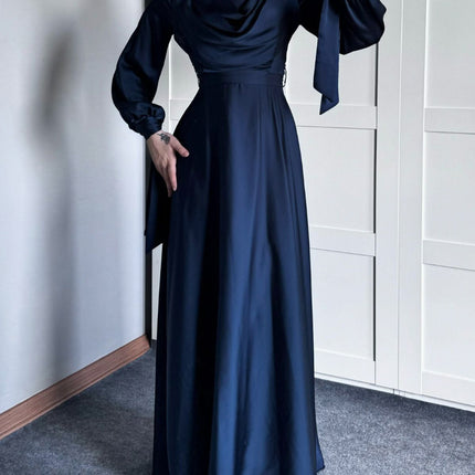 Robe longue en satin à col plongeant et à bretelles à manches longues