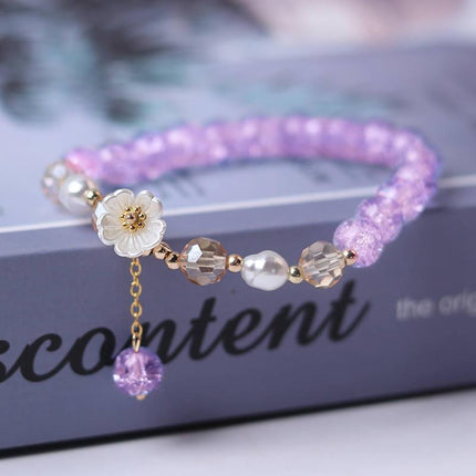 Bracelet élégant en perles violettes et fleurs blanches