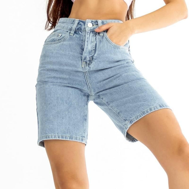 Short en jean bleu classique jusqu'aux genoux