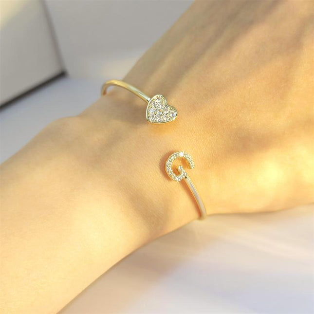 Bracelet à breloques avec lettres décalées en zircon de 9 mm – Manchette initiale personnalisable en or, argent ou or rose