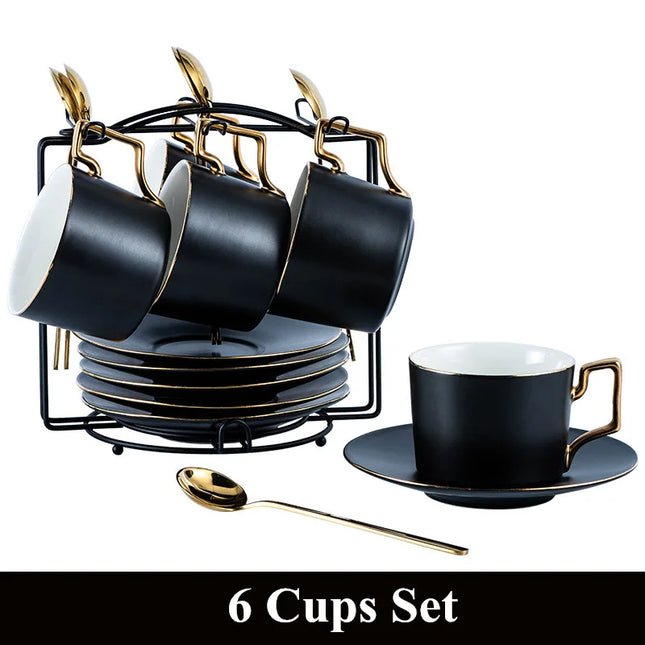 Elegante taza de café de porcelana británica con bandeja